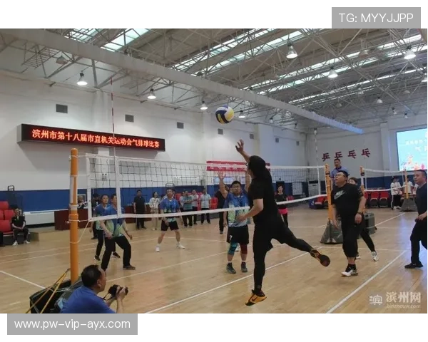 “速度与力量的完美融合,高新区全民健身馆壁球赛场上演极速反应”